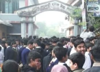 নাটোরে স্থগিতকৃত পরীক্ষা হঠাৎ করে গ্রহনের সিদ্ধান্ত বাতিলের দাবিতে বিক্ষোভ করেছে শিক্ষার্থীরা