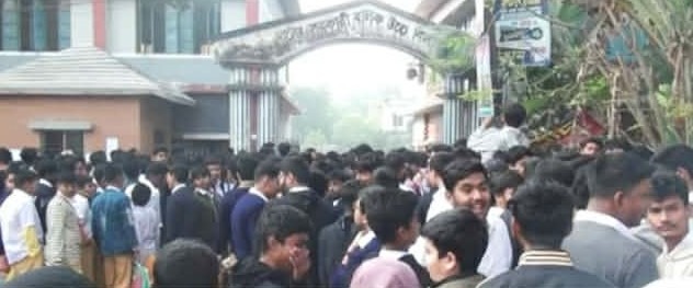 নাটোরে স্থগিতকৃত পরীক্ষা হঠাৎ করে গ্রহনের সিদ্ধান্ত বাতিলের দাবিতে বিক্ষোভ করেছে শিক্ষার্থীরা