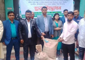 জীবননগরে কৃষকদের মাঝে বিনামূল্যে ধানবীজ ও সার বিতরণ