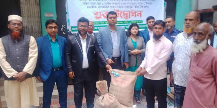 জীবননগরে কৃষকদের মাঝে বিনামূল্যে ধানবীজ ও সার বিতরণ