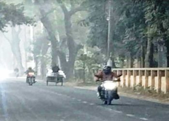 চুয়াডাঙ্গায় সূর্যহীন দিন, কনকনে শীতে বিপর্যস্ত জনজীবন দুই দিন ধরে সূর্যের দেখা নেই, চরম ভোগান্তিতে ছিন্নমূল ও নিম্নআয়ের মানুষ