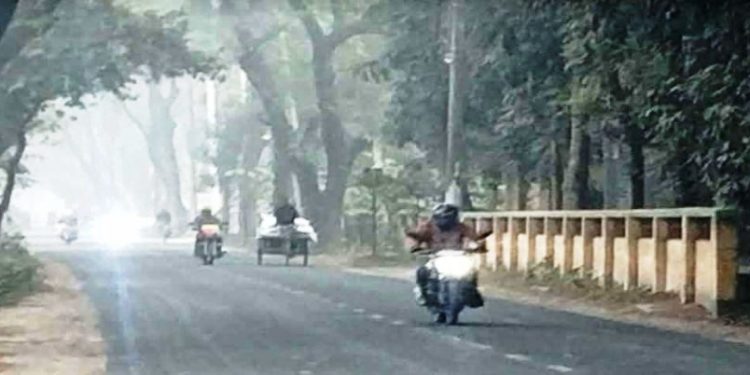 চুয়াডাঙ্গায় সূর্যহীন দিন, কনকনে শীতে বিপর্যস্ত জনজীবন দুই দিন ধরে সূর্যের দেখা নেই, চরম ভোগান্তিতে ছিন্নমূল ও নিম্নআয়ের মানুষ