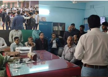 চুয়াডাঙ্গার ভি.জে সরকারি মাধ্যমিক বিদ্যালয়ে শিক্ষার্থীদের আন্দোলন : দাবি মানায় শান্তিপূর্ণ পরিবেশে অনুষ্ঠিত হলো পরীক্ষা