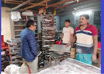 মেয়াদোত্তীর্ণ ও উৎপাদনের তথ্য ছাড়ায় পন্য বিক্রি, আলমডাঙ্গার রাকিব ফুডকে জরিমানা