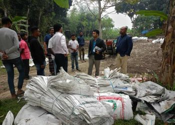 আলমডাঙ্গার বাড়াদি এলাকায় জৈব সার কারখানায় অনিয়ম ভ্রাম্যমাণ আদালতে দুই মালিককে ১৬ হাজার টাকা জরিমানা