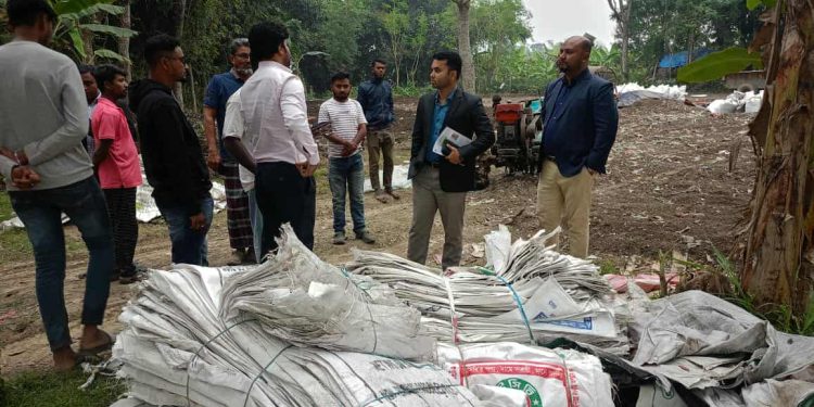 আলমডাঙ্গার বাড়াদি এলাকায় জৈব সার কারখানায় অনিয়ম ভ্রাম্যমাণ আদালতে দুই মালিককে ১৬ হাজার টাকা জরিমানা