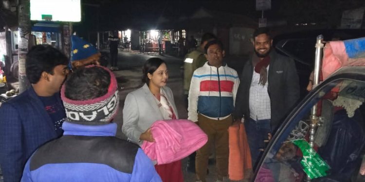 শীতার্ত মানুষের পাশে আলমডাঙ্গা পৌর প্রশাসন