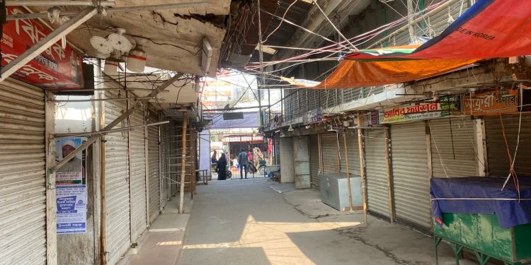 খালেদা জিয়ার স্মরণে : বিএনপির নেতার উদ্যোগে টঙ্গীতে দোকানপাট বন্ধ