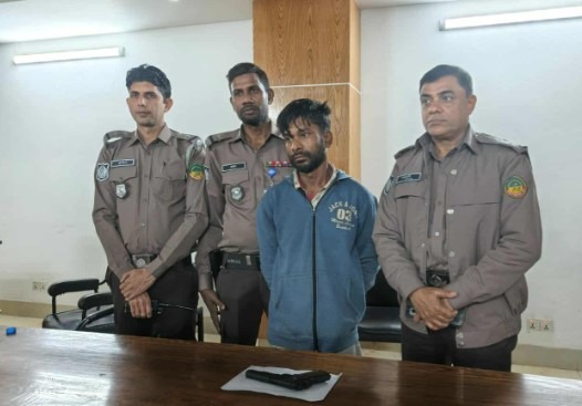 টঙ্গীতে যৌথ বাহিনীর অভিযানে বিদেশি পিস্তলসহ যুবক আটক