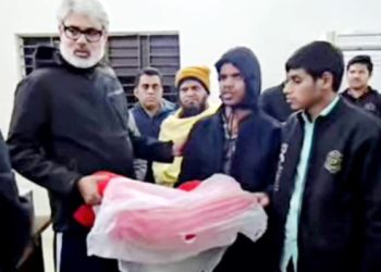 গভীর রাতে টঙ্গীতে প্রতিবন্ধী প্রশিক্ষণার্থী ও শীতার্তদের মাঝে জেলা প্রশাসকের কম্বল বিতরণ