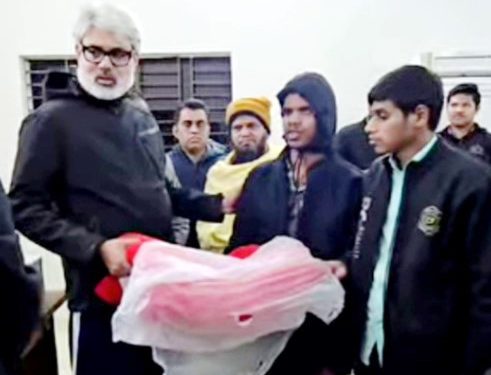 গভীর রাতে টঙ্গীতে প্রতিবন্ধী প্রশিক্ষণার্থী ও শীতার্তদের মাঝে জেলা প্রশাসকের কম্বল বিতরণ