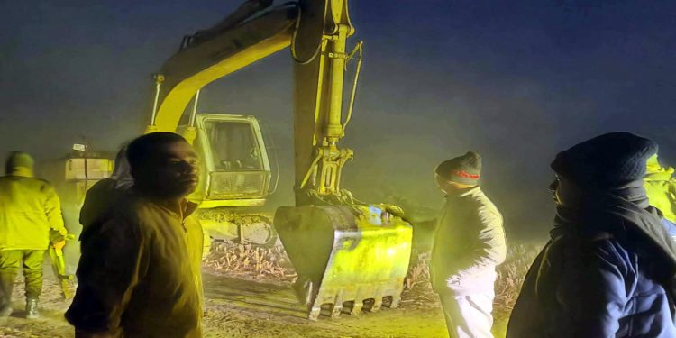 কাপাসিয়ায় অভিযানে মাটি খেকোদের সংঘবদ্ধ প্রতিরোধে বেকু রেখেই ফিরলেন এসিল্যান্ড