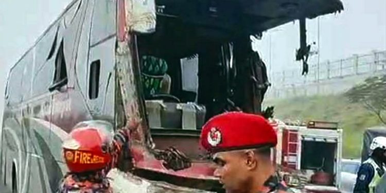 এক্সপ্রেসওয়েতে মৃত্যুফাঁদ থেমে থাকা ট্রাকে পূর্বাশা পরিবহনের বাসের ধাক্কা নিহত ১, আহত অন্তত ২০