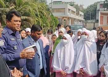 সোনারগাঁয়ে ভারপ্রাপ্ত প্রধান শিক্ষকের ওপর হামলার প্রতিবাদে শিক্ষার্থীদের বিক্ষোভ