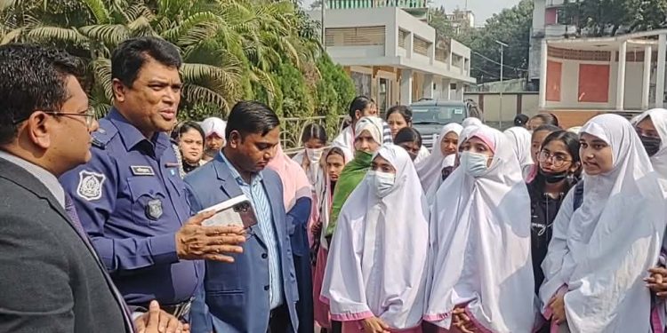 সোনারগাঁয়ে ভারপ্রাপ্ত প্রধান শিক্ষকের ওপর হামলার প্রতিবাদে শিক্ষার্থীদের বিক্ষোভ