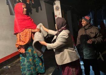 গভীর রাতে শীতার্তদের দুয়ারে কম্বল হাতে ইউএনও পান্না আক্তার