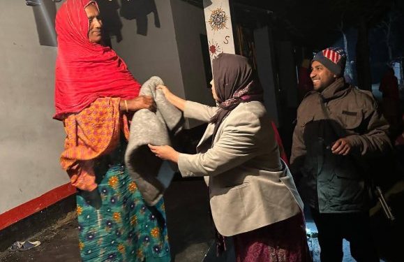 গভীর রাতে শীতার্তদের দুয়ারে কম্বল হাতে ইউএনও পান্না আক্তার