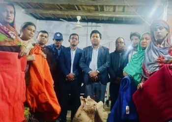 শীতবস্ত্র নিয়ে গ্রাম-গঞ্জের প্রত্যন্ত অঞ্চলে নাটোরের সিংড়ার ইউএনও