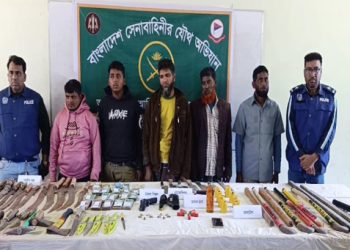 নারায়ণগঞ্জের আড়াইহাজারে যৌথ বাহিনীর অভিযান, বিপুল অস্ত্রসহ আটক ৫