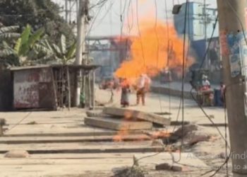 কালিয়াকৈরে তিতাস গ্যাস লাইনে লিকেজ থেকে আগুন, আতঙ্কে বাসিন্দারা