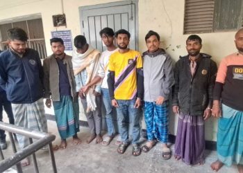 পুলিশ ভ্যান ও সিএনজি ভাংচুর শ্রীপুরে মাদক ব্যবসায়ীদের হামলায় ৪ পুলিশ আহত, গ্রেপ্তার ১০