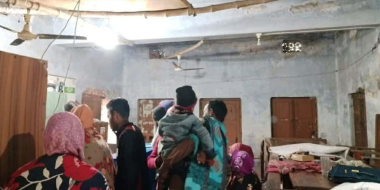 ঝুঁকির মধ্যে গাংনী ইউনিয়ন পরিষদ ভবন: আতঙ্কে কর্মকর্তা-কর্মচারী ও সেবা নিতে আসা মানুষ