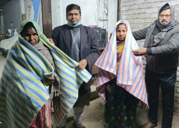 আলমডাঙ্গা প্রেসক্লাবের উদ্যোগে শীতার্ত ছিন্নমূল মানুষের মাঝে কম্বল বিতরণ