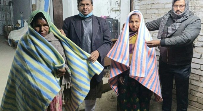 আলমডাঙ্গা প্রেসক্লাবের উদ্যোগে শীতার্ত ছিন্নমূল মানুষের মাঝে কম্বল বিতরণ