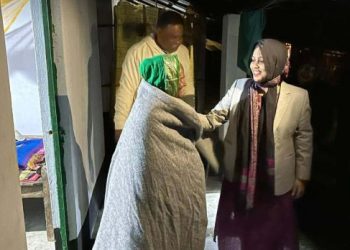 গভীর রাতের মানবিকতা: প্রচণ্ড শীতে আশ্রয়নবাসীদের পাশে আলমডাঙ্গা উপজেলা প্রশাসন