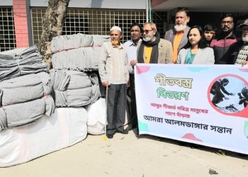 শীতের রাতে উষ্ণতার হাতছানি আলমডাঙ্গার শীতার্ত মানুষের পাশে “আমরা আলমডাঙ্গার সন্তান”