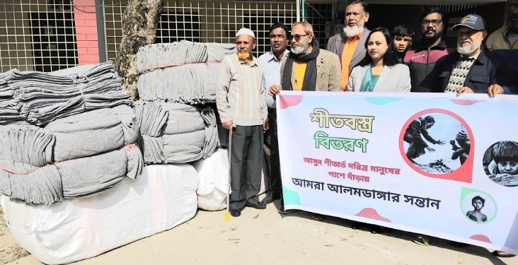 শীতের রাতে উষ্ণতার হাতছানি আলমডাঙ্গার শীতার্ত মানুষের পাশে “আমরা আলমডাঙ্গার সন্তান”