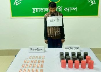 চুয়াডাঙ্গায় যৌথ অভিযানে ককটেল বোমা ও মাদক উদ্ধার, গ্রেফতার নূরনগরের এরিন বাদশা