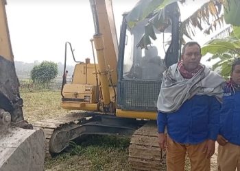 কাপাসিয়ায় এলাকাবাসীর প্রতিরোধে ভেকু রেখে পালালো মাটি খেঁকুরা