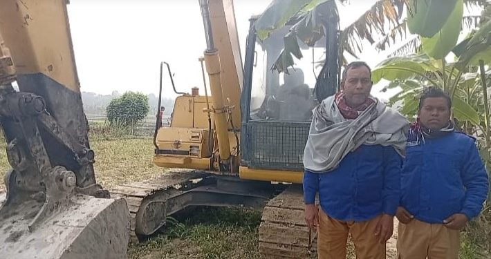 কাপাসিয়ায় এলাকাবাসীর প্রতিরোধে ভেকু রেখে পালালো মাটি খেঁকুরা