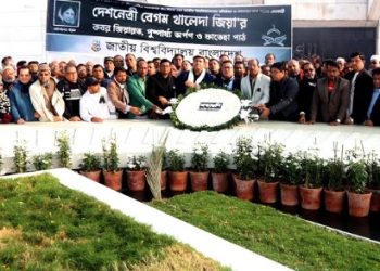 খালেদা জিয়ার সমাধিতে জাতীয় বিশ্ববিদ্যালয়ের শ্রদ্ধা নিবেদন