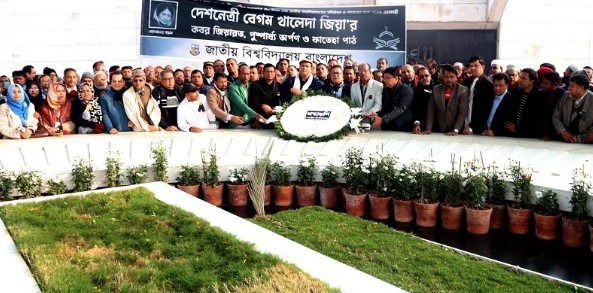 খালেদা জিয়ার সমাধিতে জাতীয় বিশ্ববিদ্যালয়ের শ্রদ্ধা নিবেদন