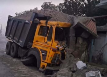 ভোরের নিস্তব্ধতা ভেঙে চুয়াডাঙ্গা রেল বাজারে বেপরোয়া ড্রাম ট্রাকের তাণ্ডব